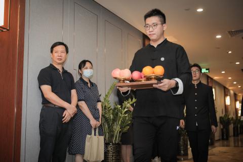 罗湖区委统战部副部长、工商联党组书记叶志伟一行到非凡娱乐调研