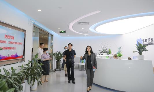 罗湖区委统战部副部长、工商联党组书记叶志伟一行到非凡娱乐调研