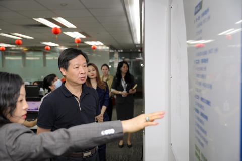 罗湖区委统战部副部长、工商联党组书记叶志伟一行到非凡娱乐调研